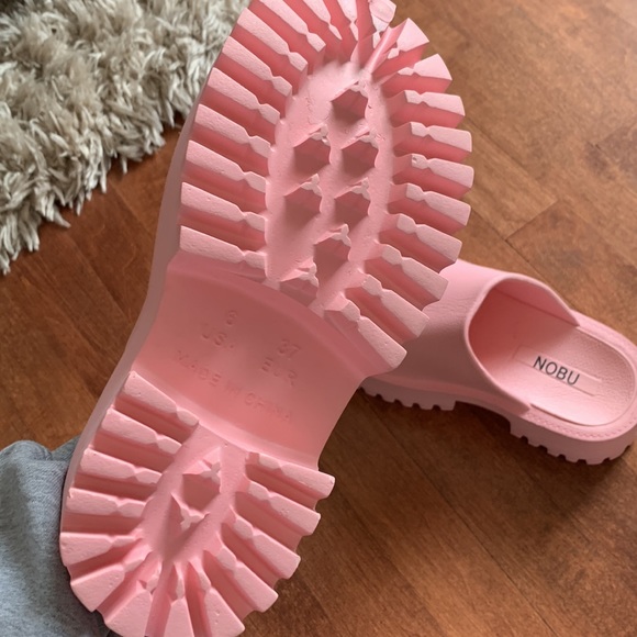 Universal Bubble Clogs. Super comfortable. - Picture 3 of 3